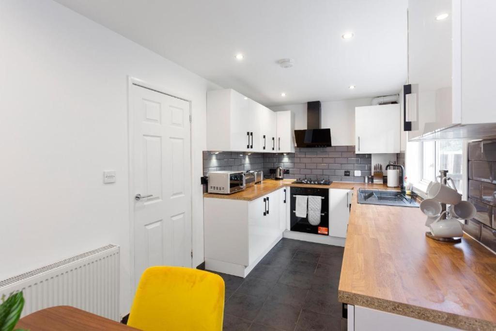 Stylish 3 Bed Edinburgh Abode-Parking And Garden Apartment Bagian luar foto